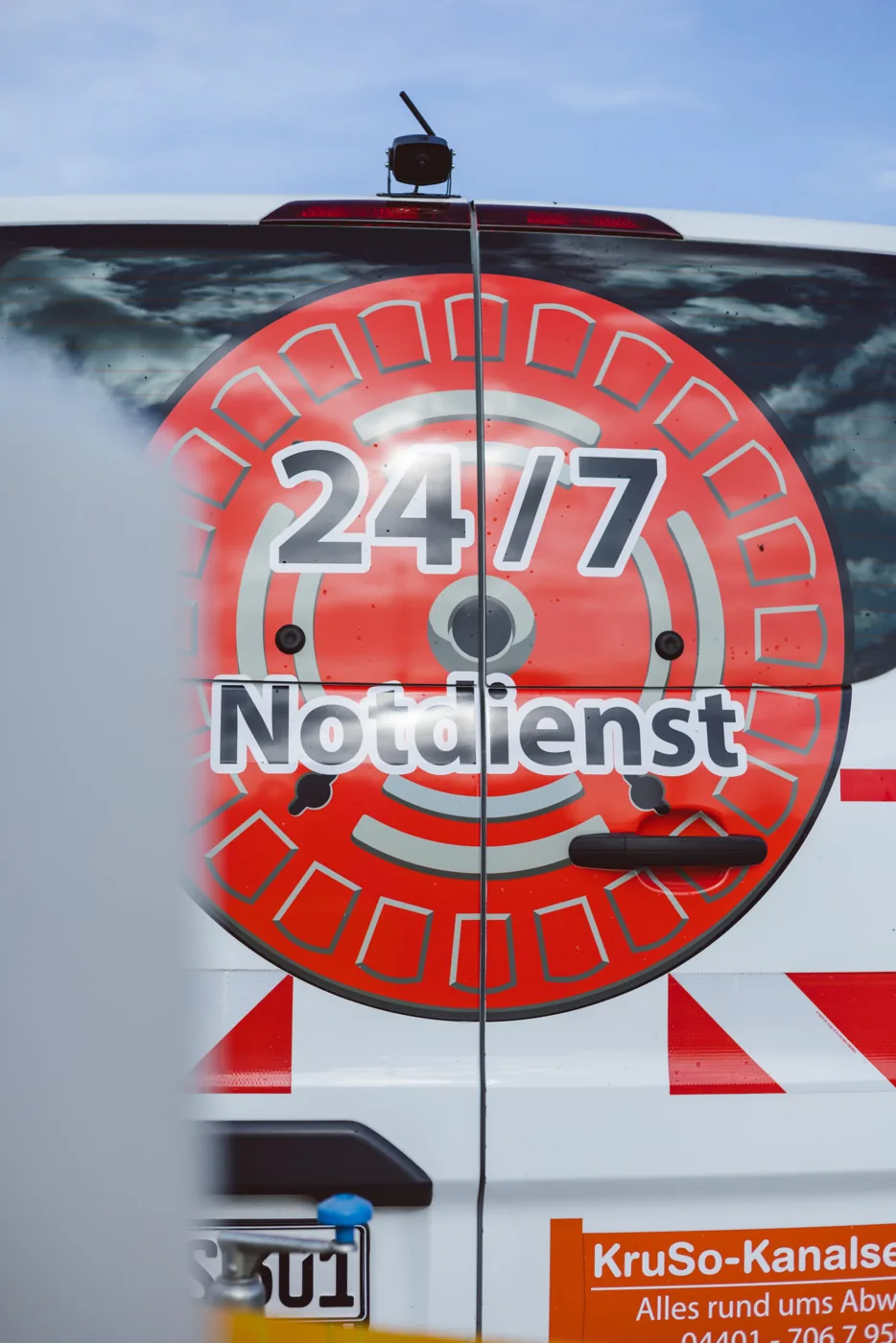 24/7-Notdienst-Aufschrift auf einem KruSo Einsatzfahrzeug